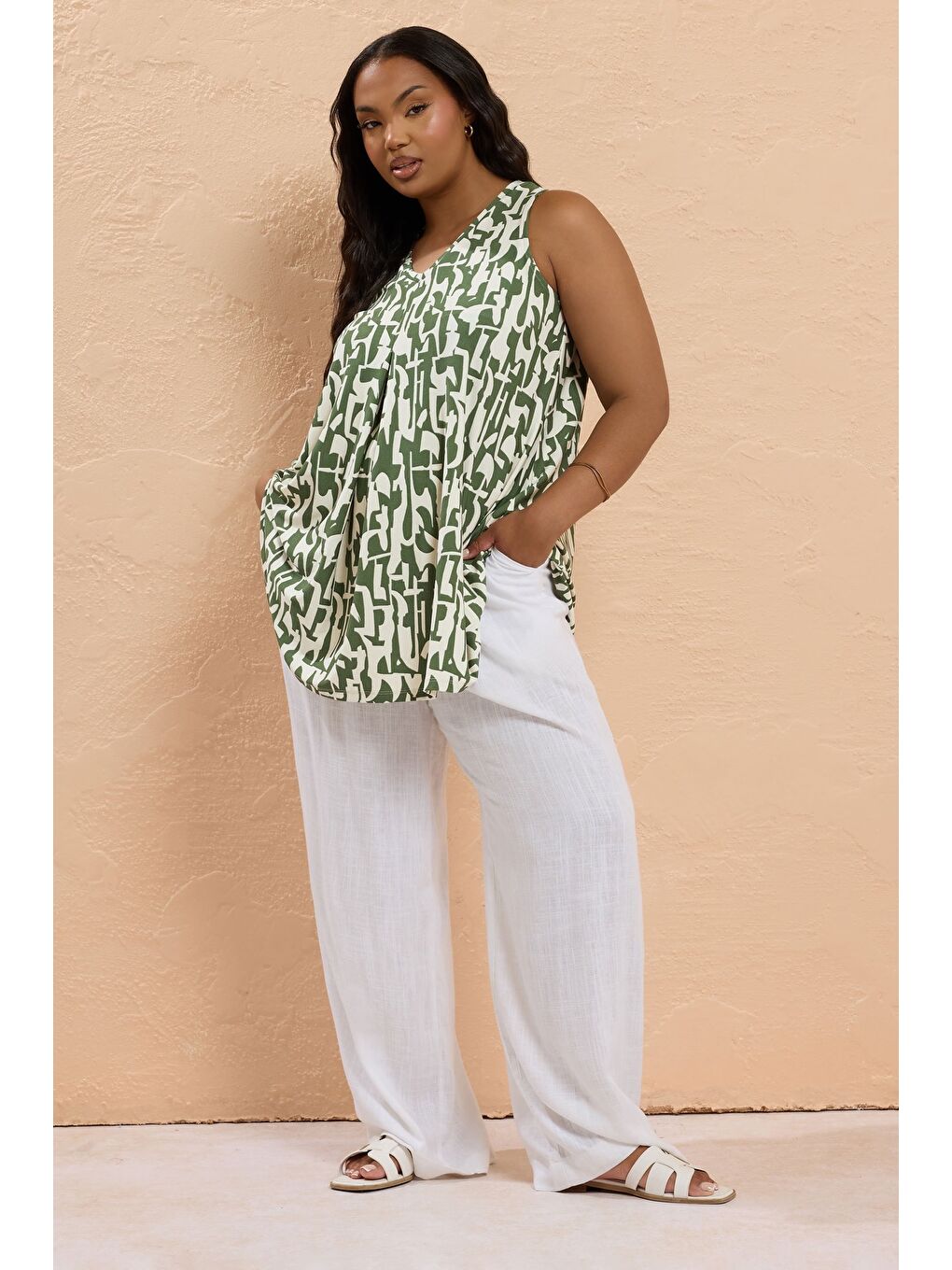 Haki Büyük Beden V Yaka Sıfır Kol Soyut Desenli T-shirt 322685-1