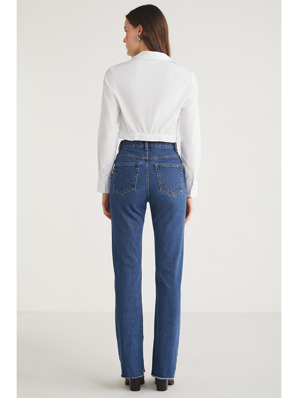 Sıntıa Kadın Slim Fit Dar Kalıp Vücuda Oturan Elastanlı Poplin Crop Beyaz Gömlek-4