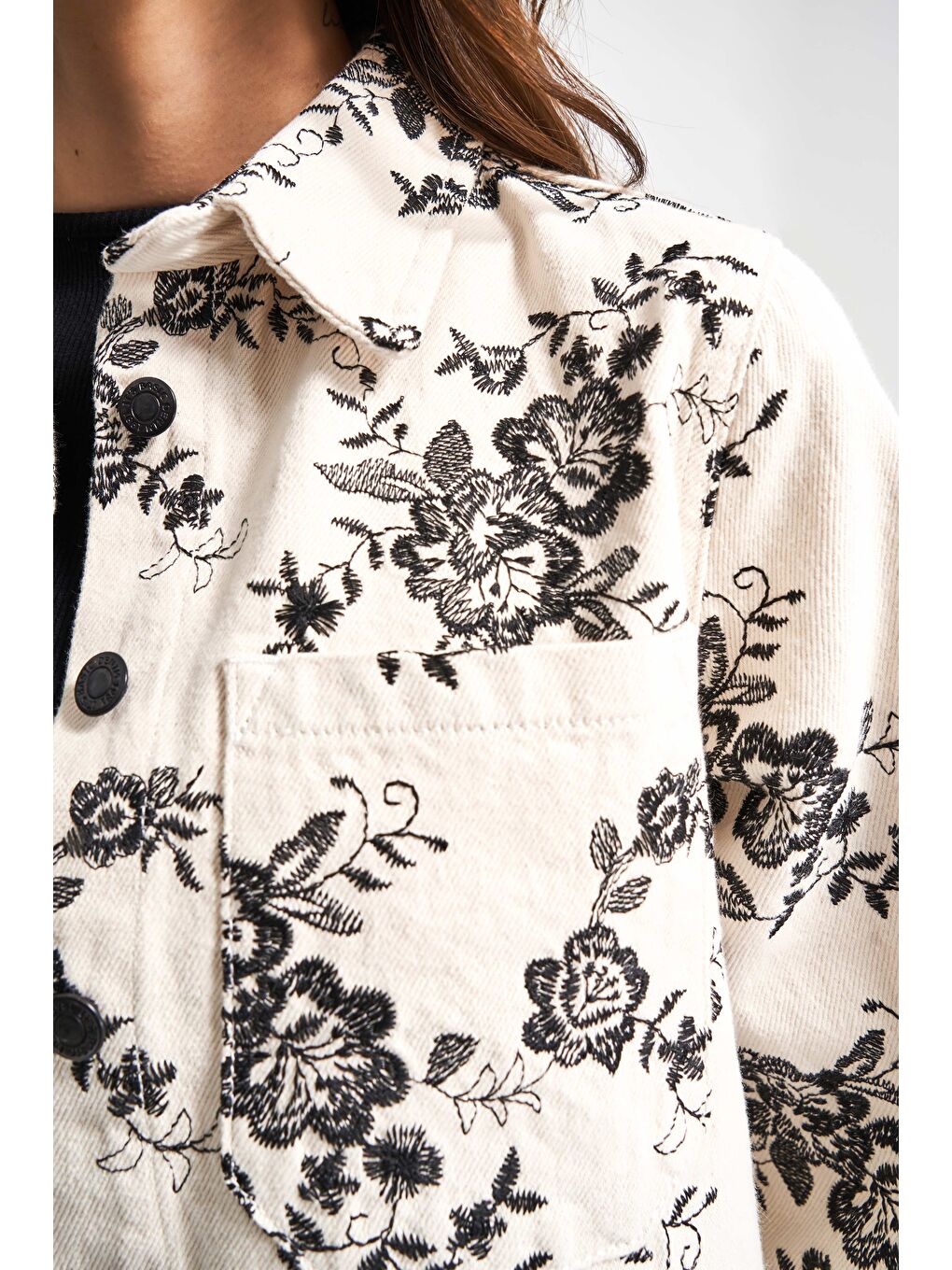 Bej Kadın Raw Renk 7S5-69 Siyah Çiçek Nakışlı  Tasarım Oversize Denim Ceket Gömlek-1