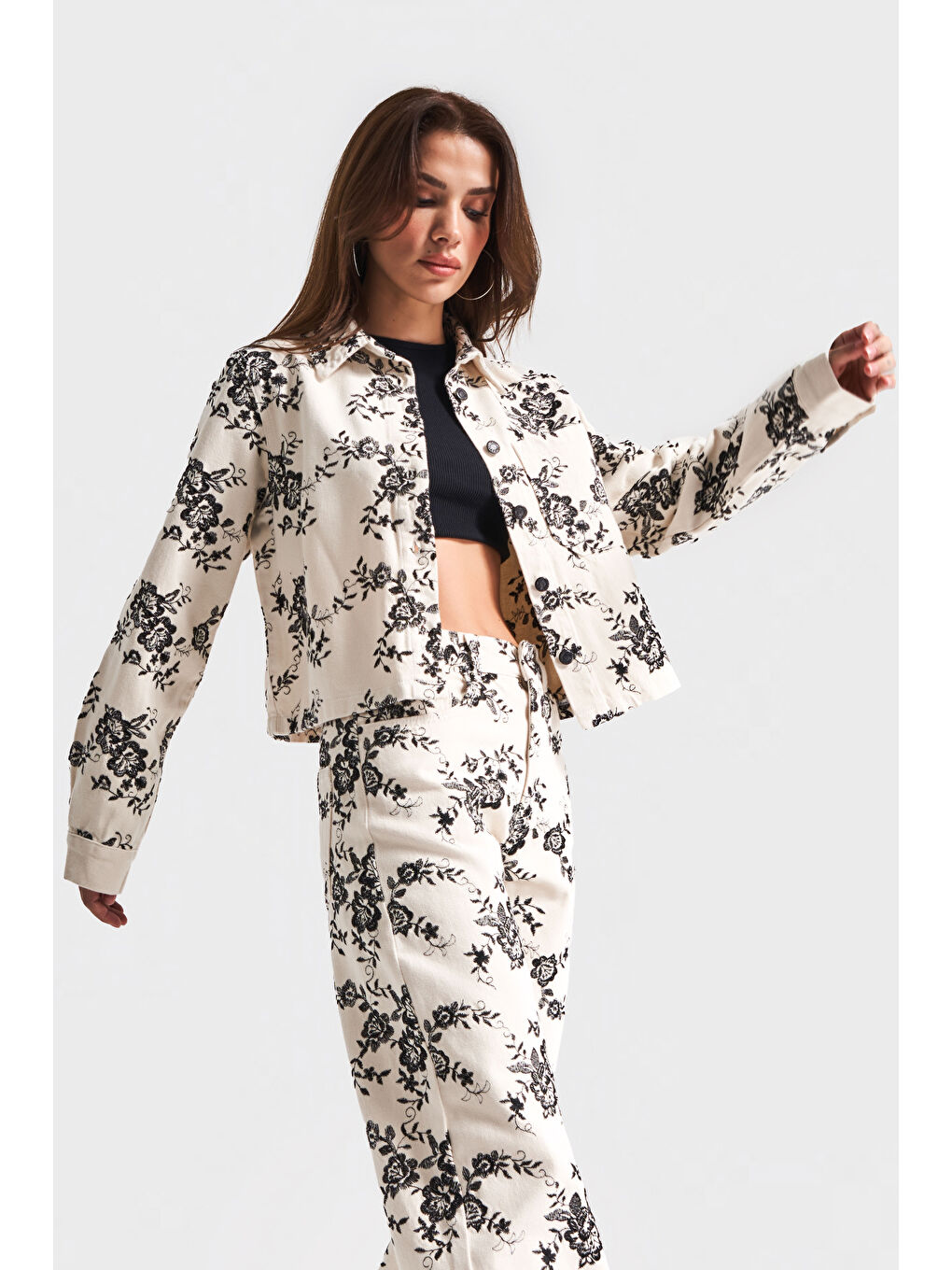 Bej Kadın Raw Renk 7S5-69 Siyah Çiçek Nakışlı  Tasarım Oversize Denim Ceket Gömlek-4