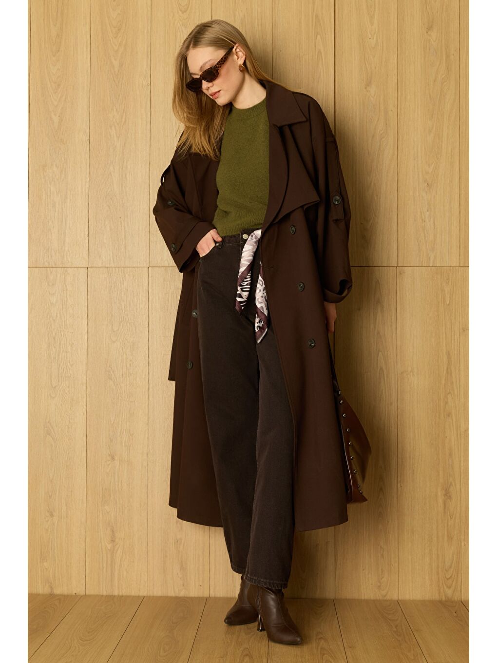 Kahverengi Kuşaklı Kruvaze Yaka Omuz Detaylı Trençkot-1