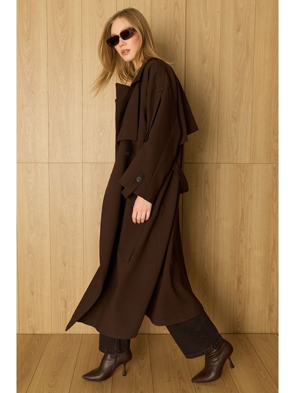 Kahverengi Kuşaklı Kruvaze Yaka Omuz Detaylı Trençkot-2