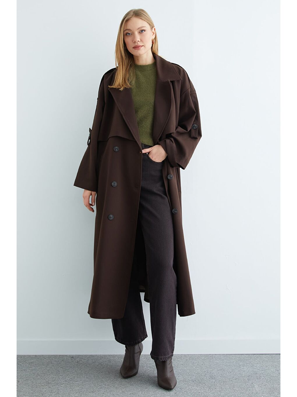 Kahverengi Kuşaklı Kruvaze Yaka Omuz Detaylı Trençkot-3