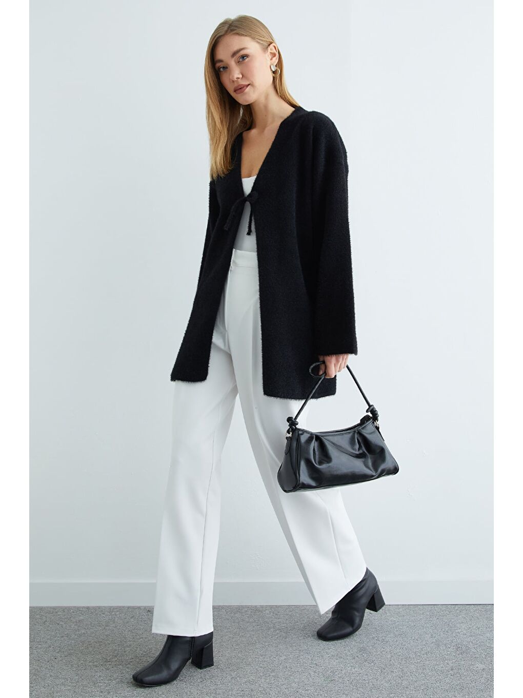 Siyah Önü Bağlamalı Sakallı Triko Hırka-1