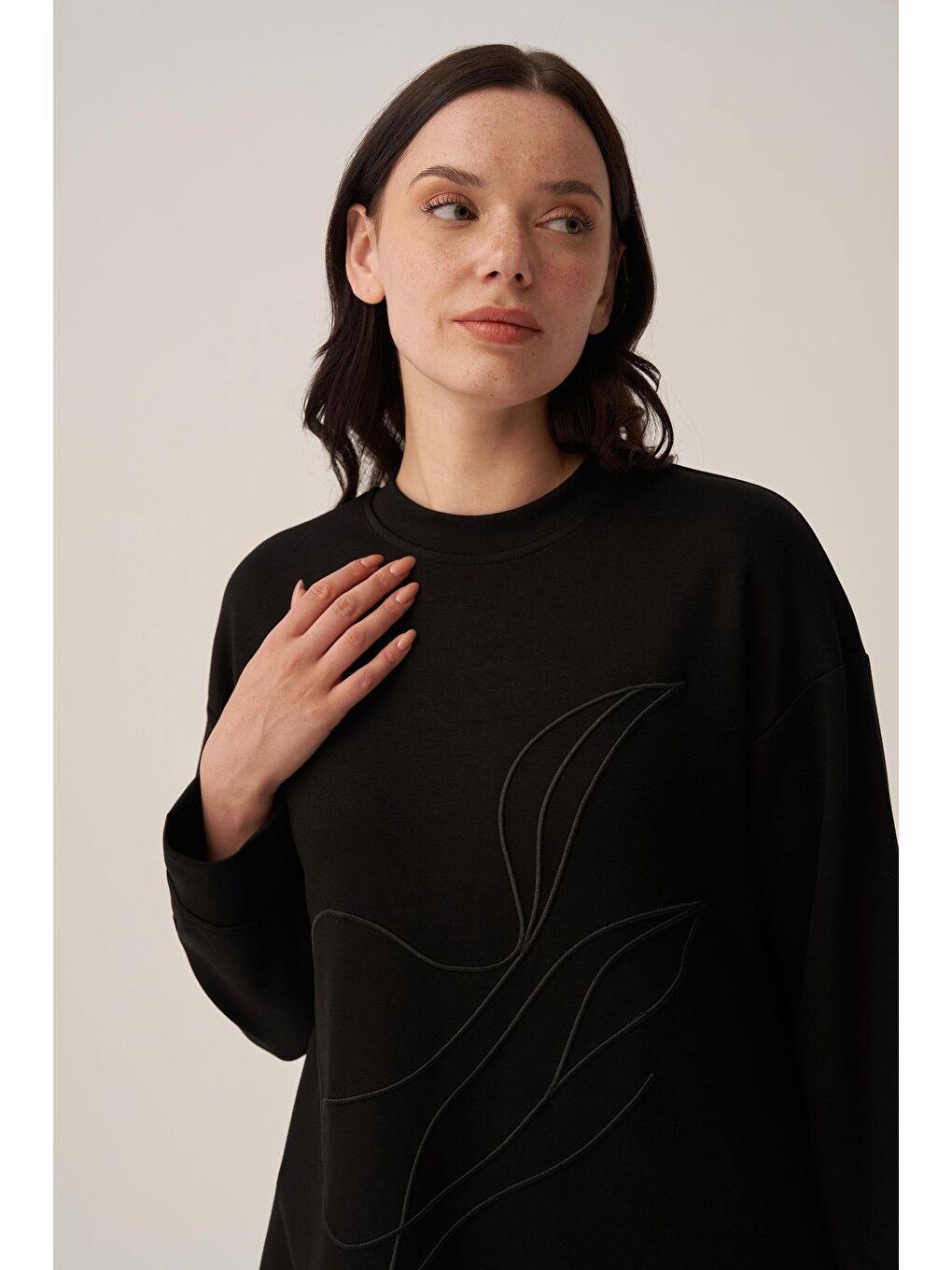 Siyah-Yumuşak Dokulu Nakışlı Sweatshirt-3