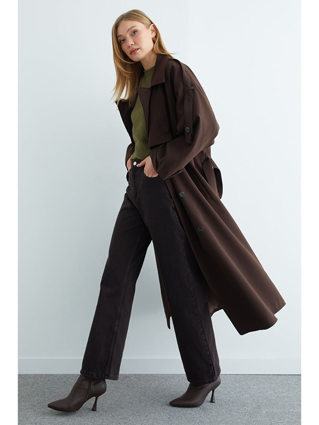 Kahverengi Kuşaklı Kruvaze Yaka Omuz Detaylı Trençkot-4