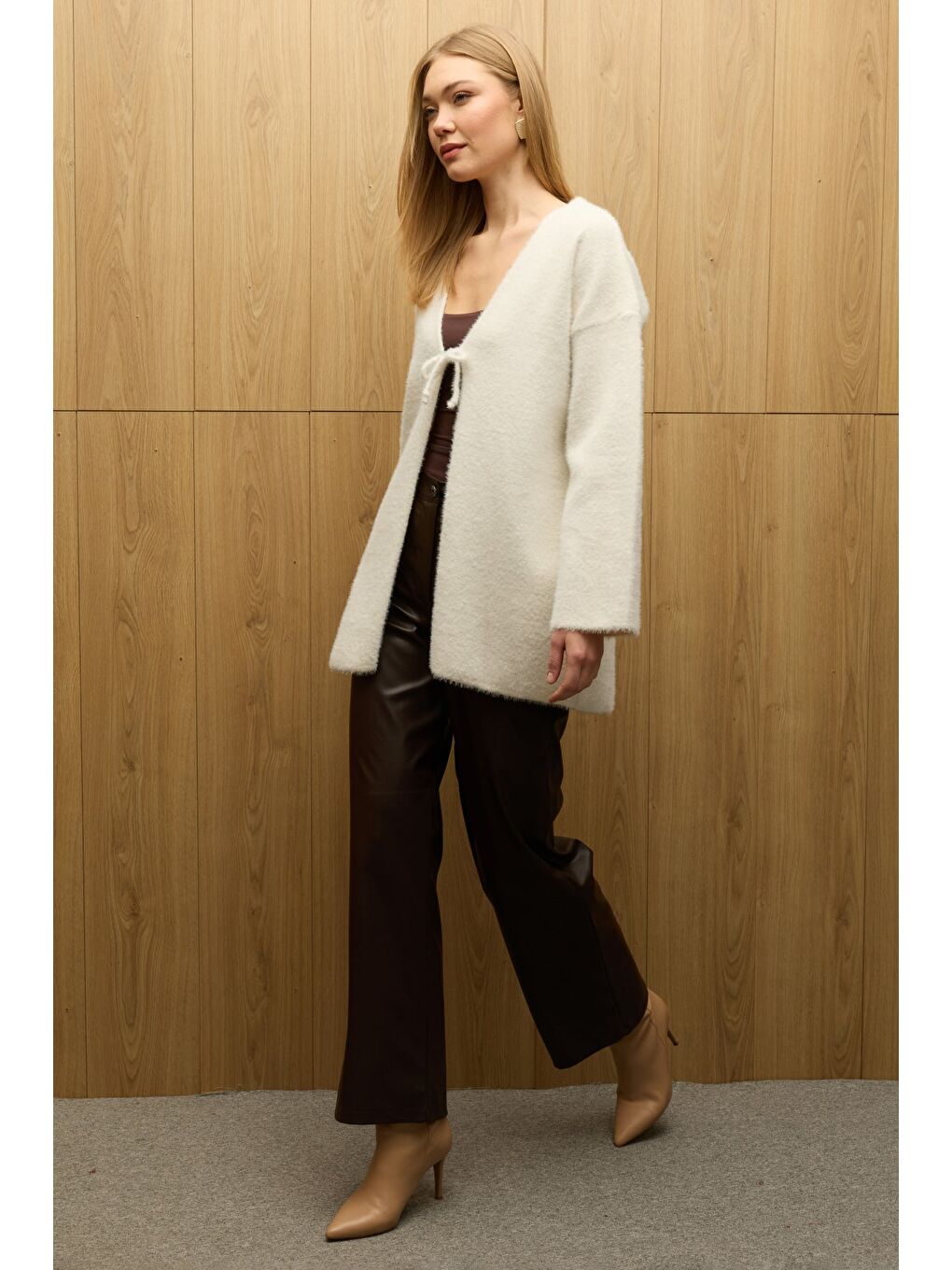 Ekru Önü Bağlamalı Sakallı Triko Hırka-1