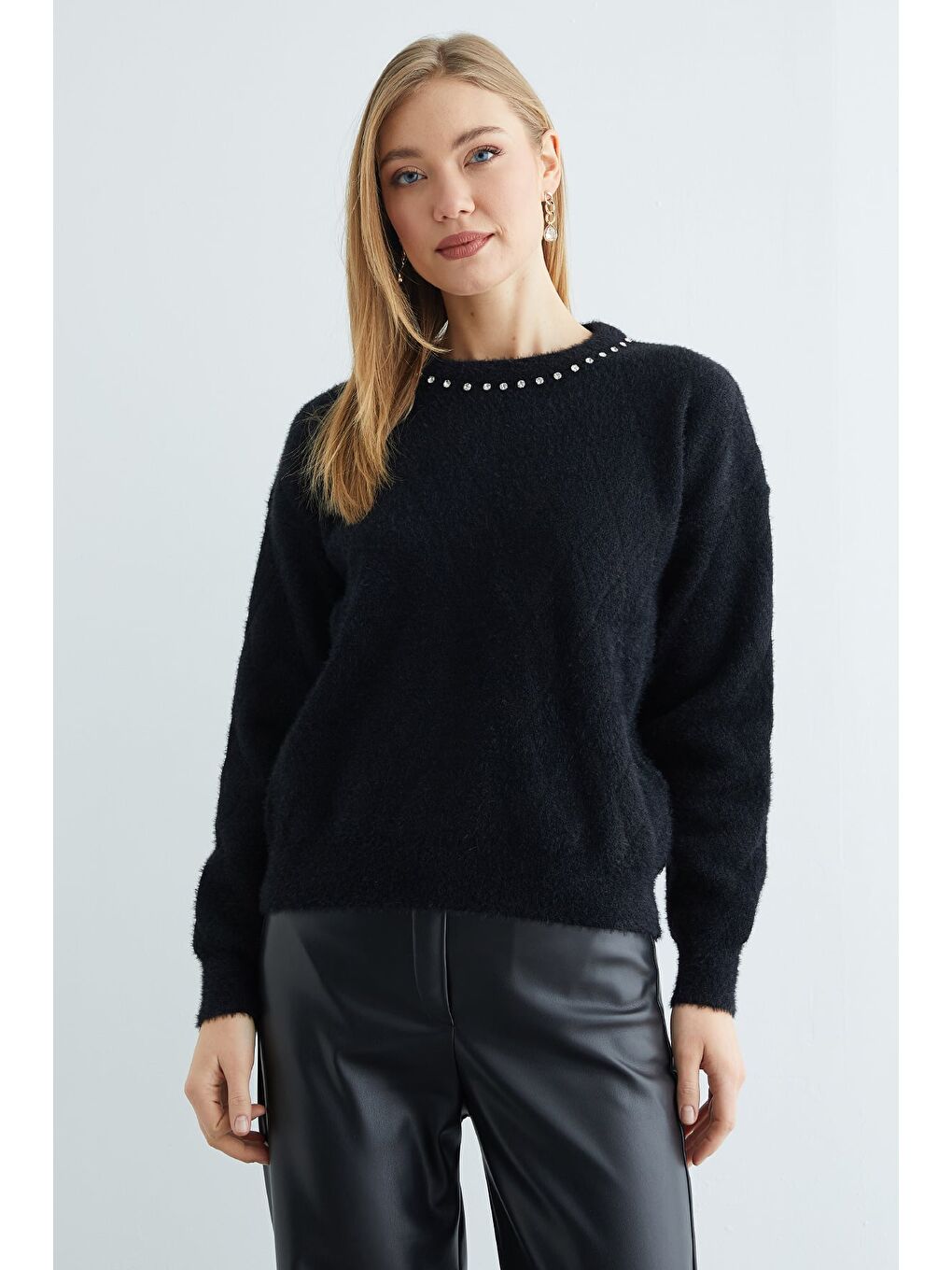 Siyah Baklava Desenli Taş Detaylı Sakallı Triko Kazak-1