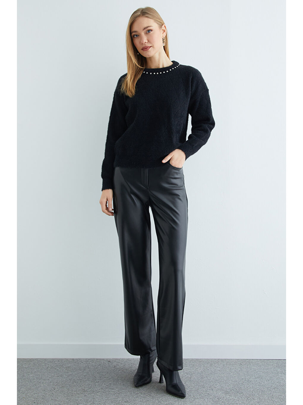 Siyah Baklava Desenli Taş Detaylı Sakallı Triko Kazak-2