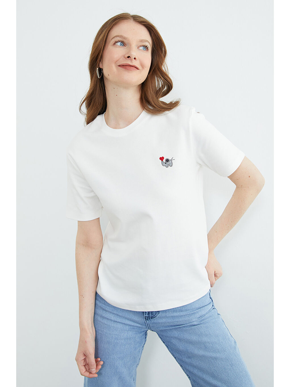 Beyaz Fil Nakışlı Bisiklet Yaka Tişört-1