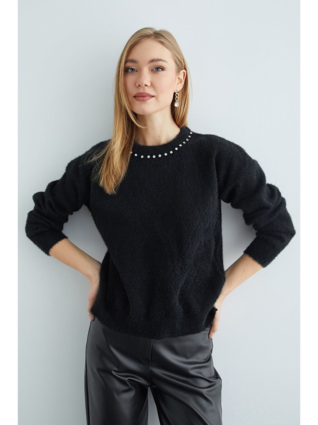 Siyah Baklava Desenli Taş Detaylı Sakallı Triko Kazak-4