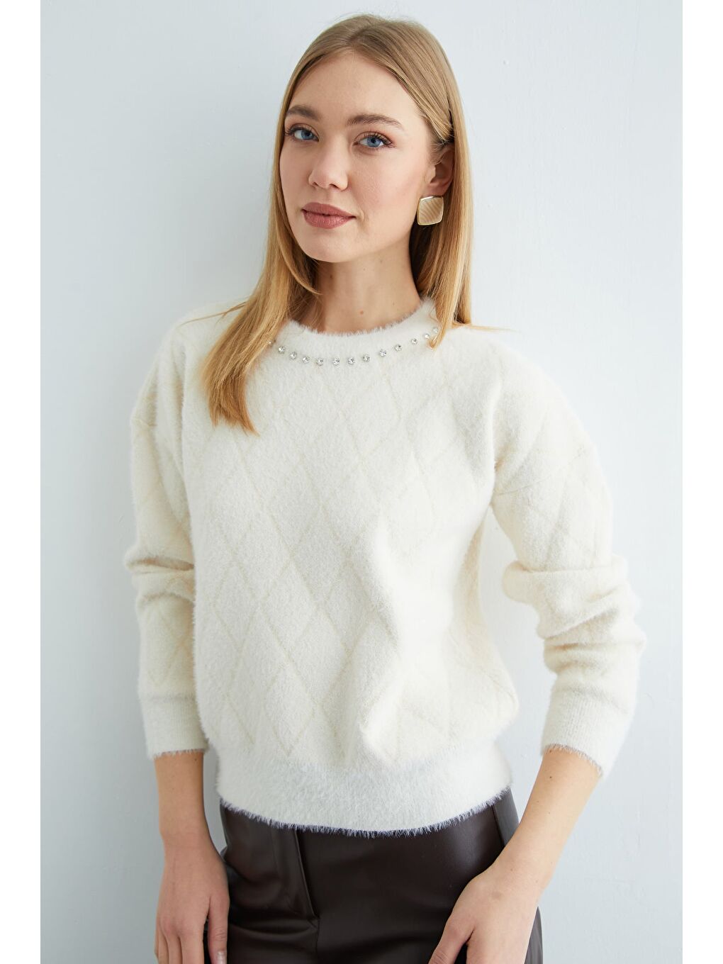 Ekru Baklava Desenli Taş Detaylı Sakallı Triko Kazak-4