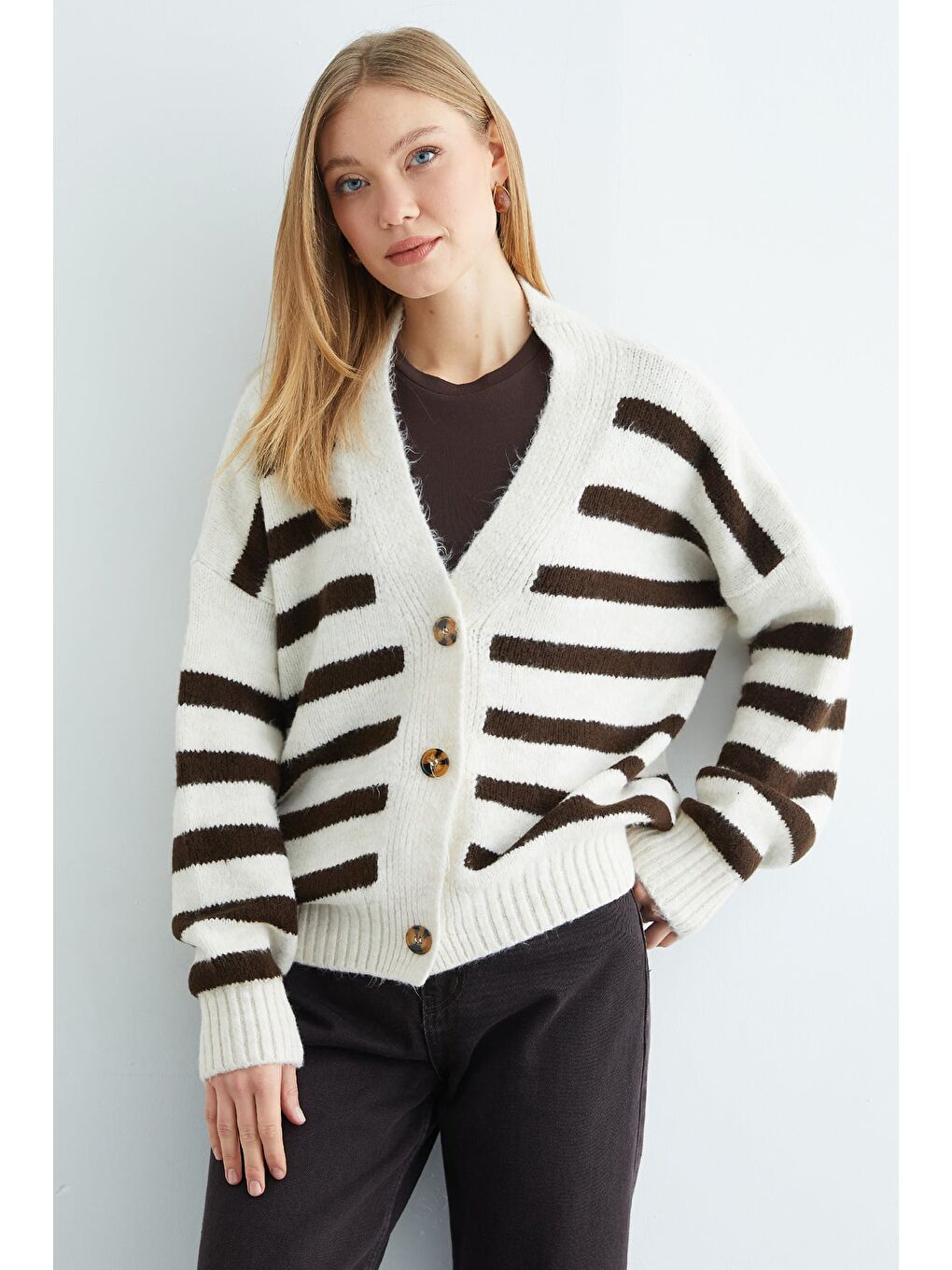 Kahverengi Şeritli Düğmeli V Yaka Oversize Triko Hırka