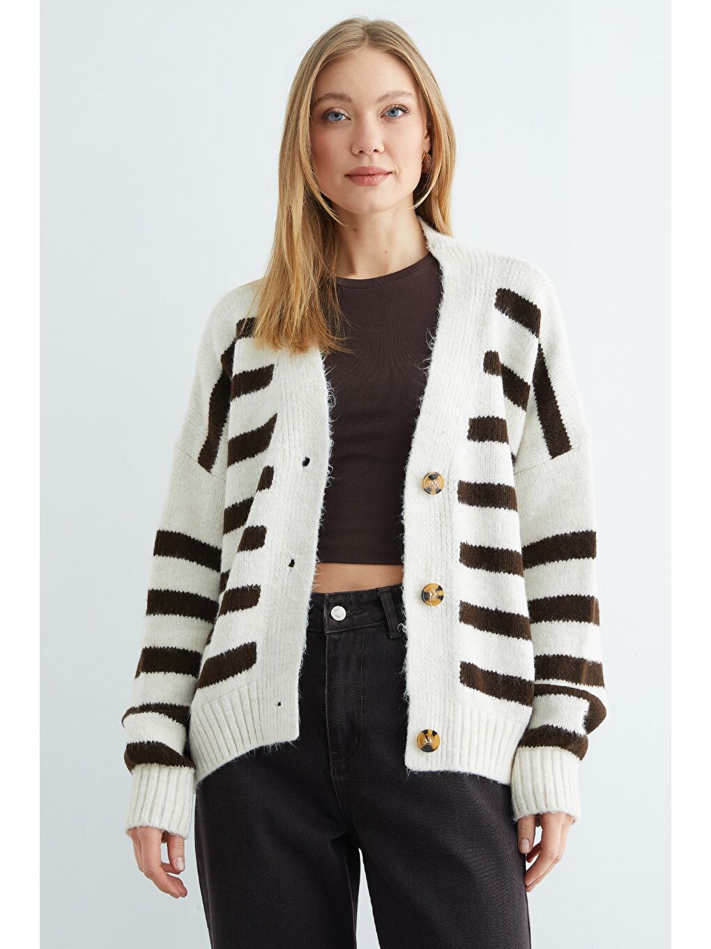 Kahverengi Şeritli Düğmeli V Yaka Oversize Triko Hırka-1