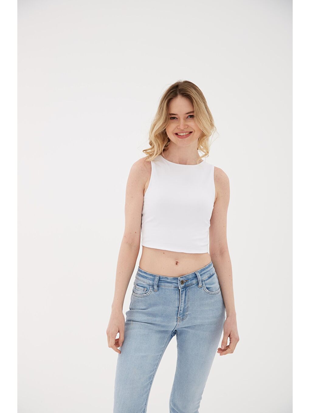 Beyaz Pamuklu Dar Kalıp Bisiklet Yaka Crop Kadın Bluz 26Y0326K1
