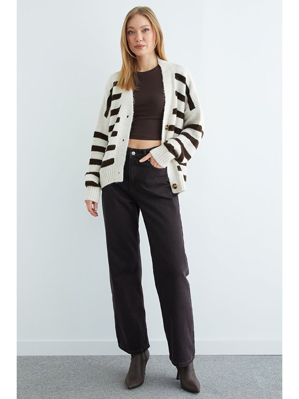 Kahverengi Şeritli Düğmeli V Yaka Oversize Triko Hırka-2