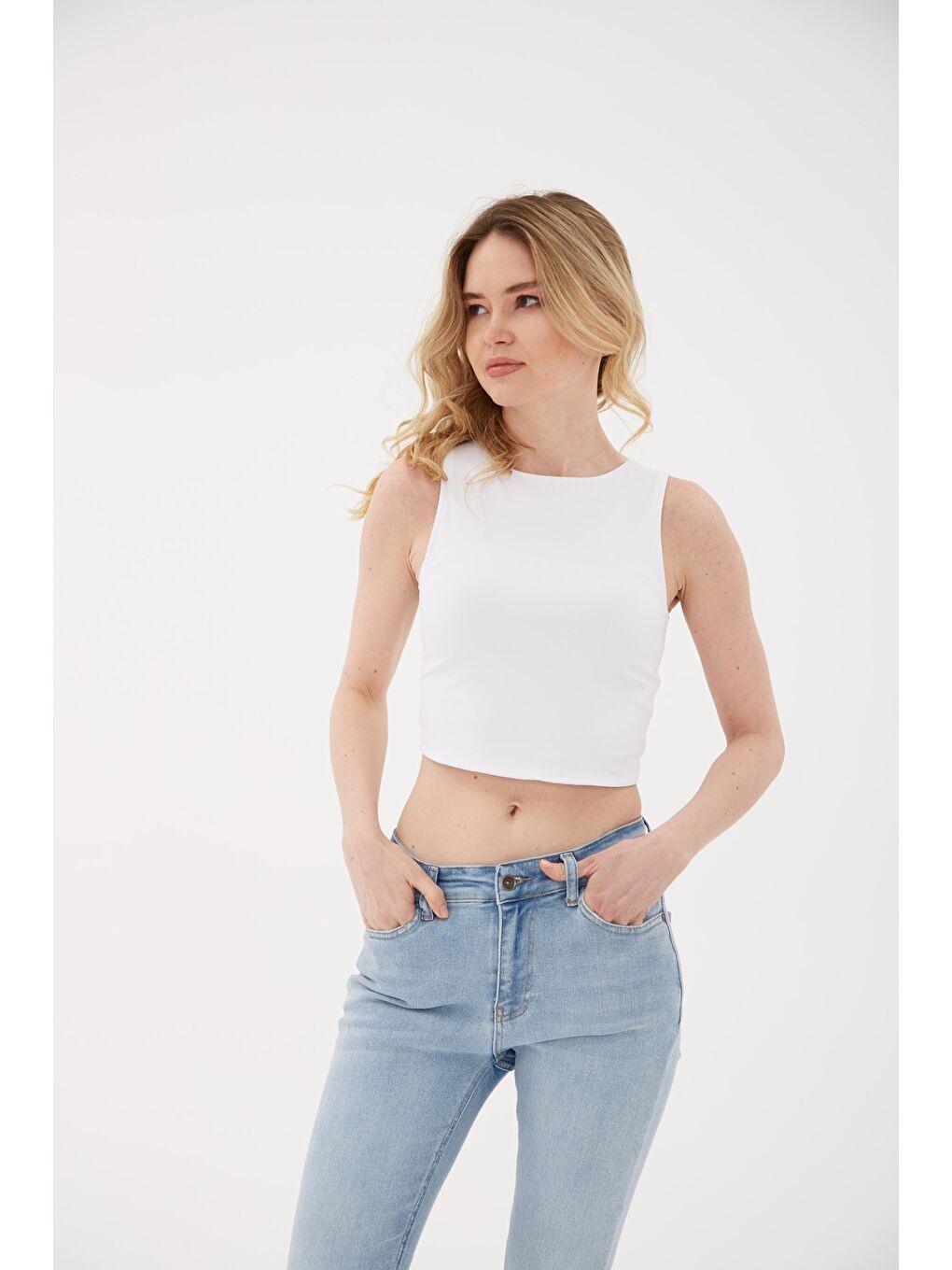 Beyaz Pamuklu Dar Kalıp Bisiklet Yaka Crop Kadın Bluz 26Y0326K1-1