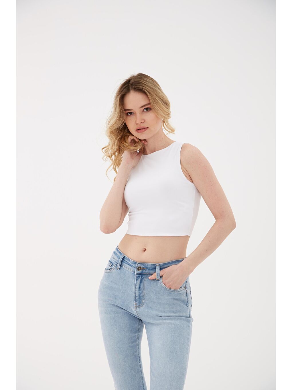 Beyaz Pamuklu Dar Kalıp Bisiklet Yaka Crop Kadın Bluz 26Y0326K1-2