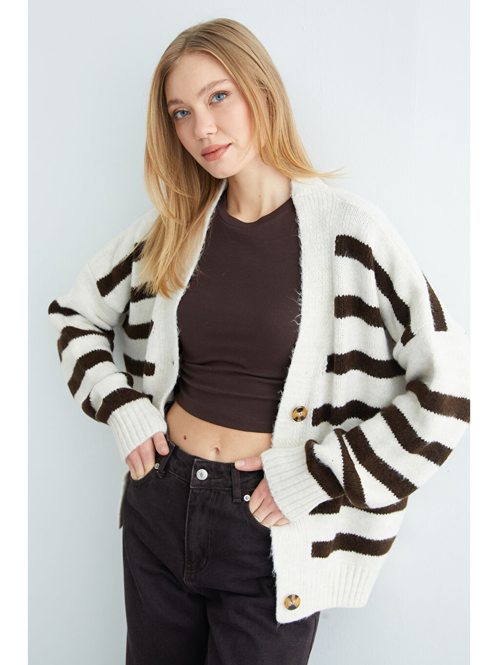 Kahverengi Şeritli Düğmeli V Yaka Oversize Triko Hırka-3