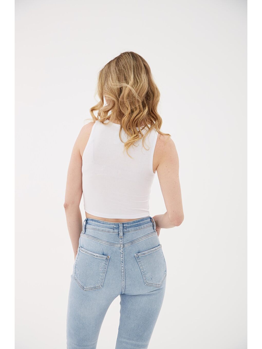 Beyaz Pamuklu Dar Kalıp Bisiklet Yaka Crop Kadın Bluz 26Y0326K1-3