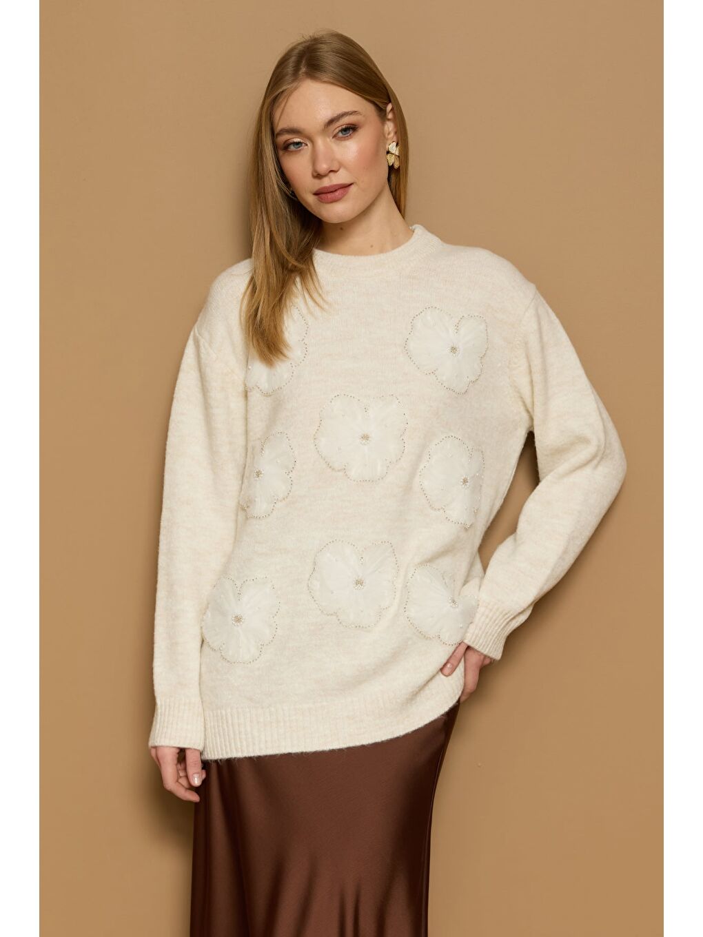 Ekru Çiçek Nakışlı Taşlı Bisiklet Yaka Triko Kazak-1