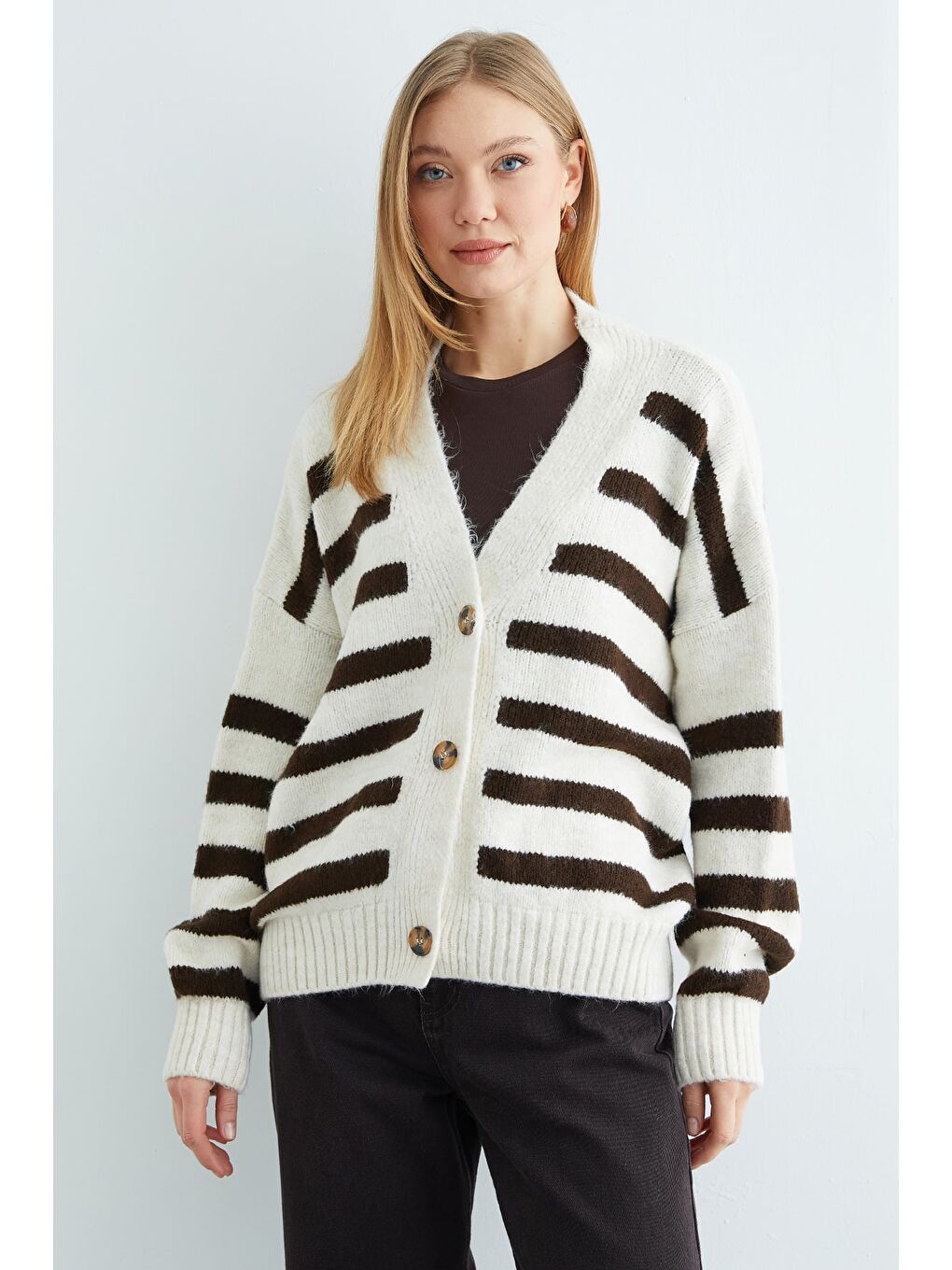 Kahverengi Şeritli Düğmeli V Yaka Oversize Triko Hırka-4