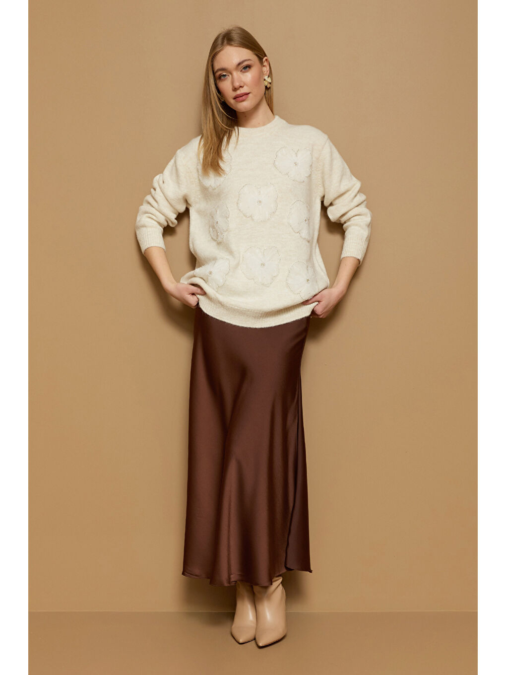 Ekru Çiçek Nakışlı Taşlı Bisiklet Yaka Triko Kazak-2