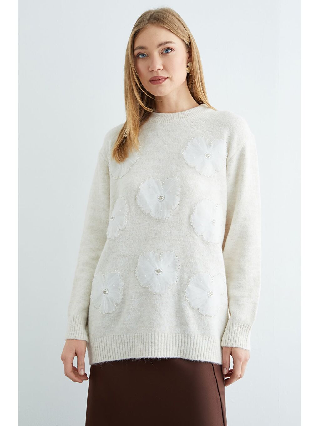 Ekru Çiçek Nakışlı Taşlı Bisiklet Yaka Triko Kazak-3