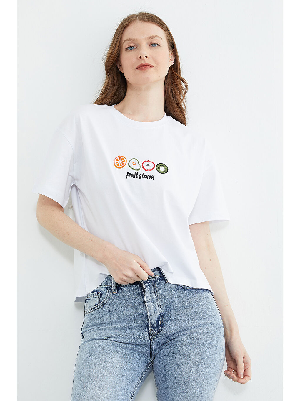 Beyaz Meyve Nakışlı Yırtmaçlı Oversize Tişört