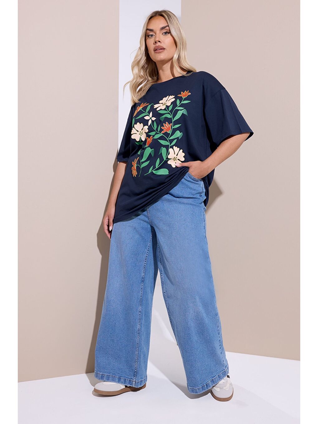 Lacivert Büyük Beden Bisiklet Yaka Kısa Kollu Çiçek Desenli T-shirt 304198-1