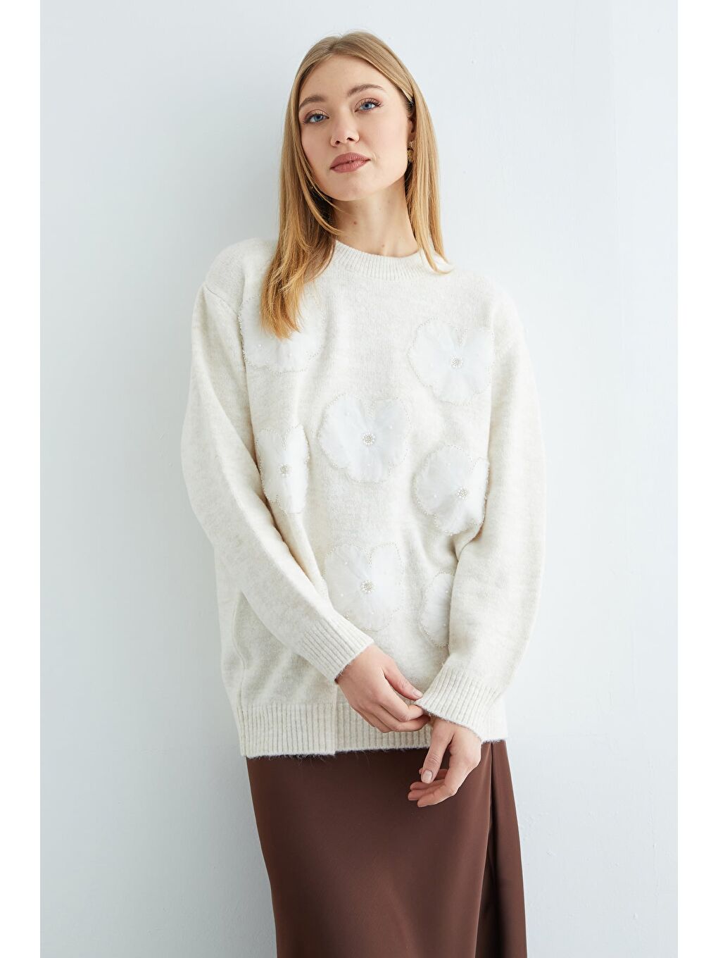 Ekru Çiçek Nakışlı Taşlı Bisiklet Yaka Triko Kazak-4