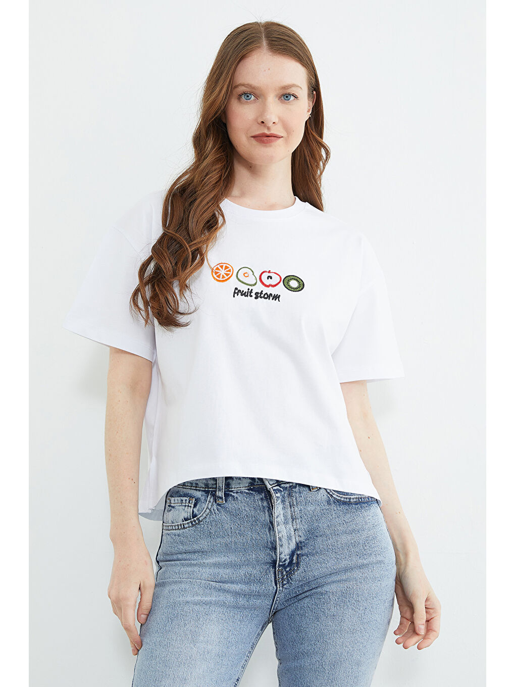 Beyaz Meyve Nakışlı Yırtmaçlı Oversize Tişört-1