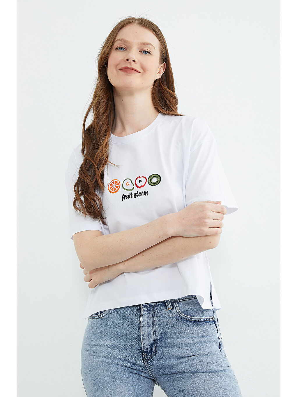 Beyaz Meyve Nakışlı Yırtmaçlı Oversize Tişört-2