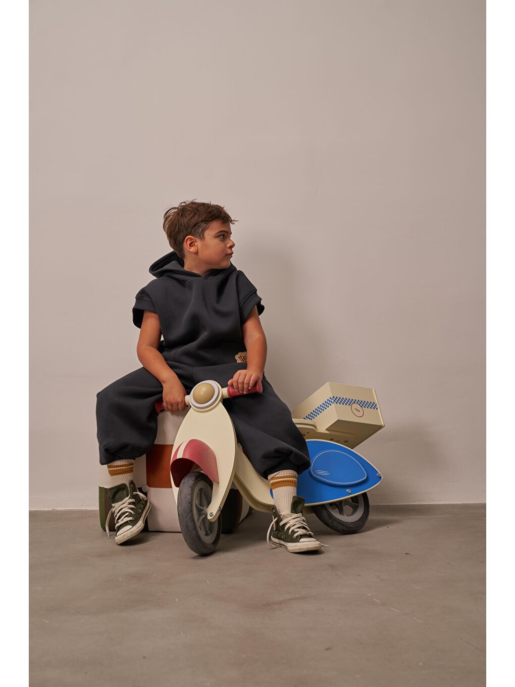 Koyu Gri Nakışlı Cepli Hoodie Takım