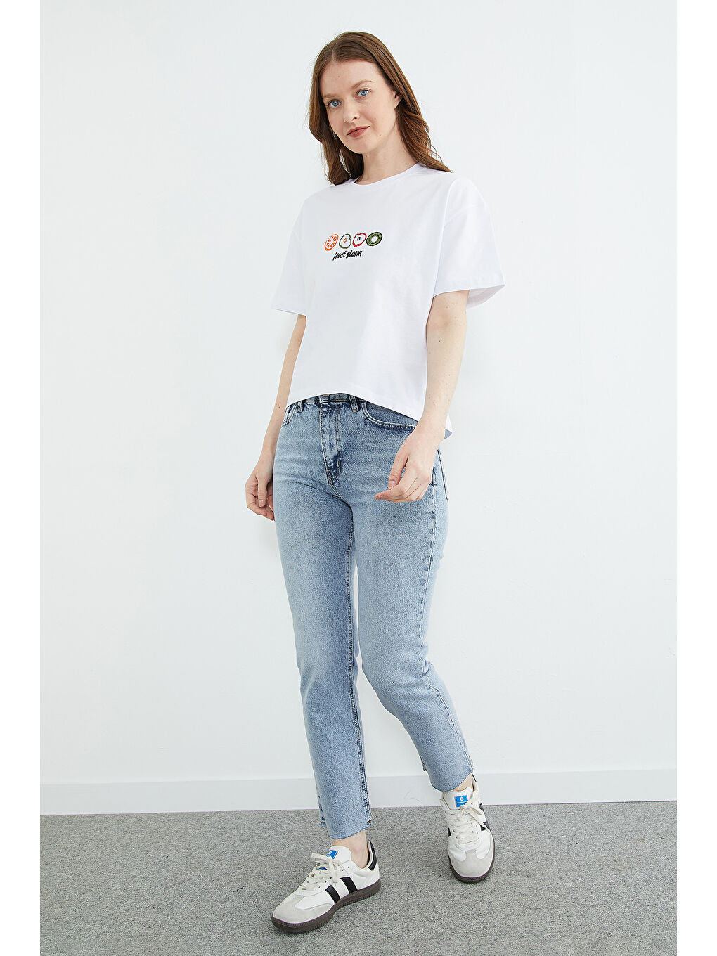 Beyaz Meyve Nakışlı Yırtmaçlı Oversize Tişört-4