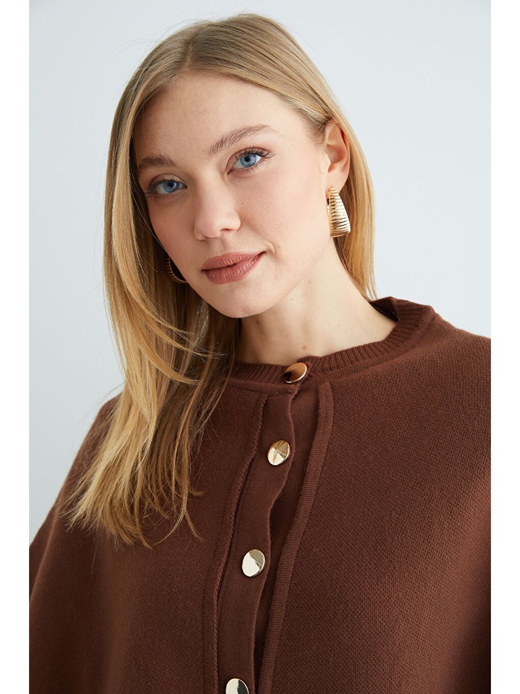 Kahverengi Pelerinli Düğmeli Bisiklet Yaka Triko Hırka-3