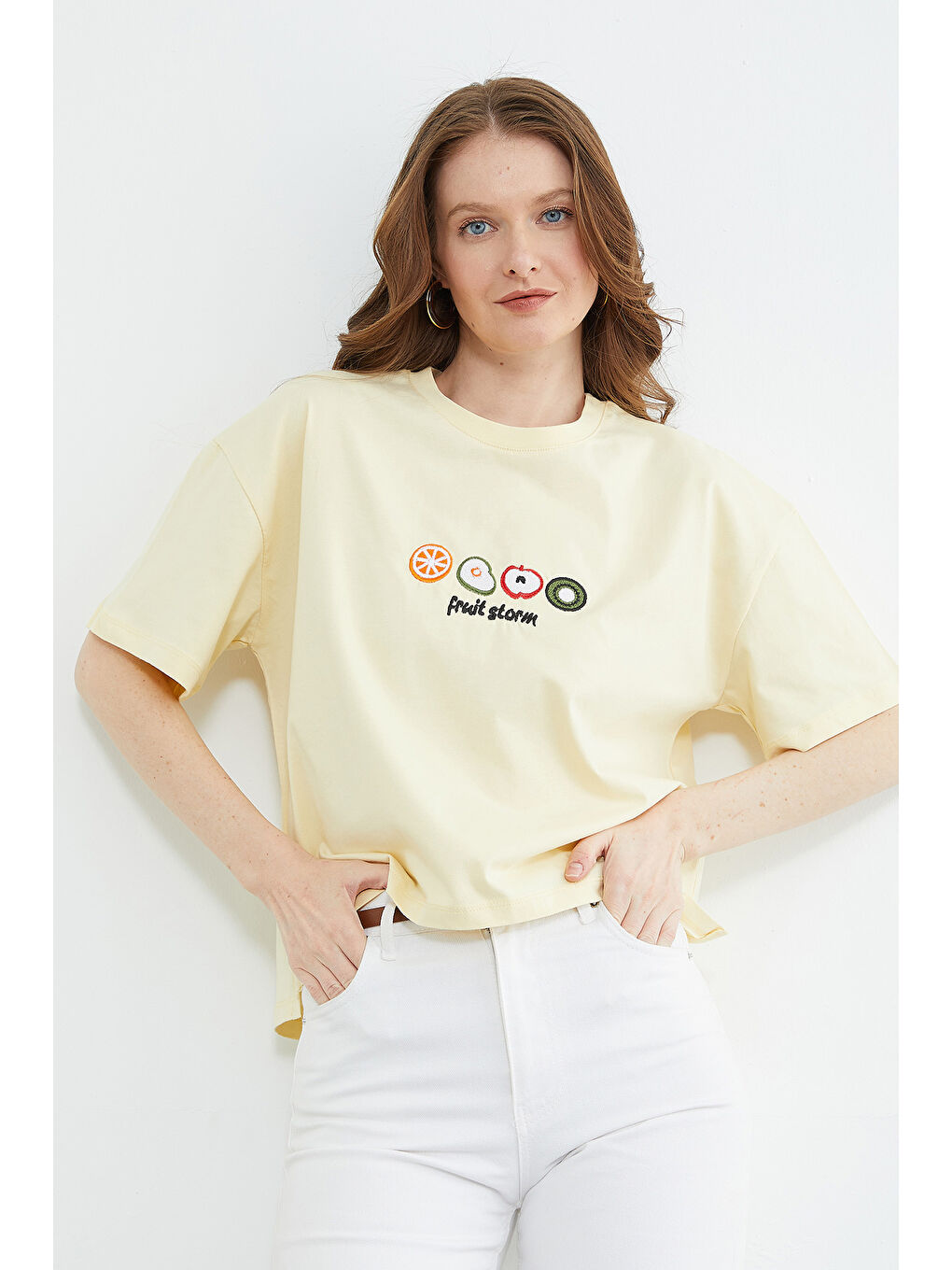 Sarı Meyve Nakışlı Yırtmaçlı Oversize Tişört-1