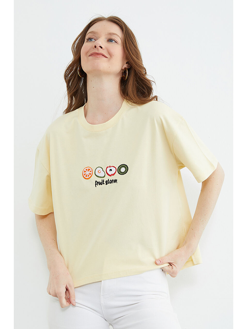 Sarı Meyve Nakışlı Yırtmaçlı Oversize Tişört-2