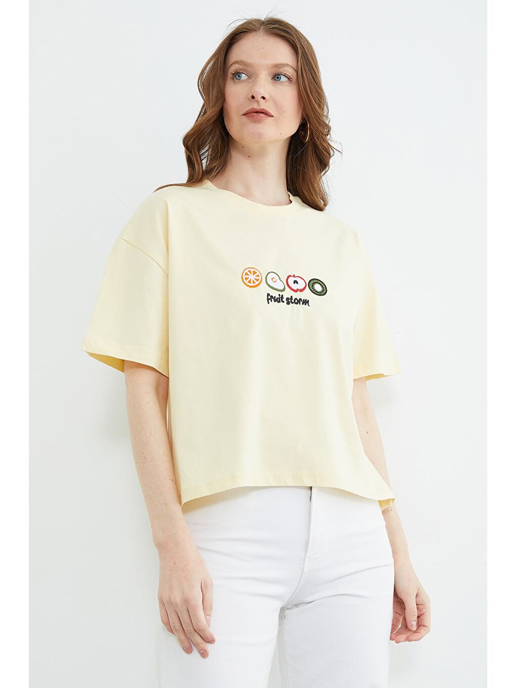 Sarı Meyve Nakışlı Yırtmaçlı Oversize Tişört-3