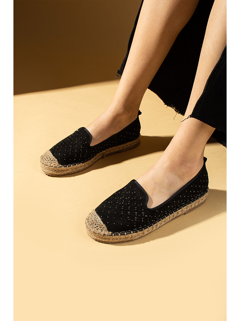 Siyah Lazer Kesim Rahat Hasır Taban Dilli Kadın Babet 68-1024-25Süet