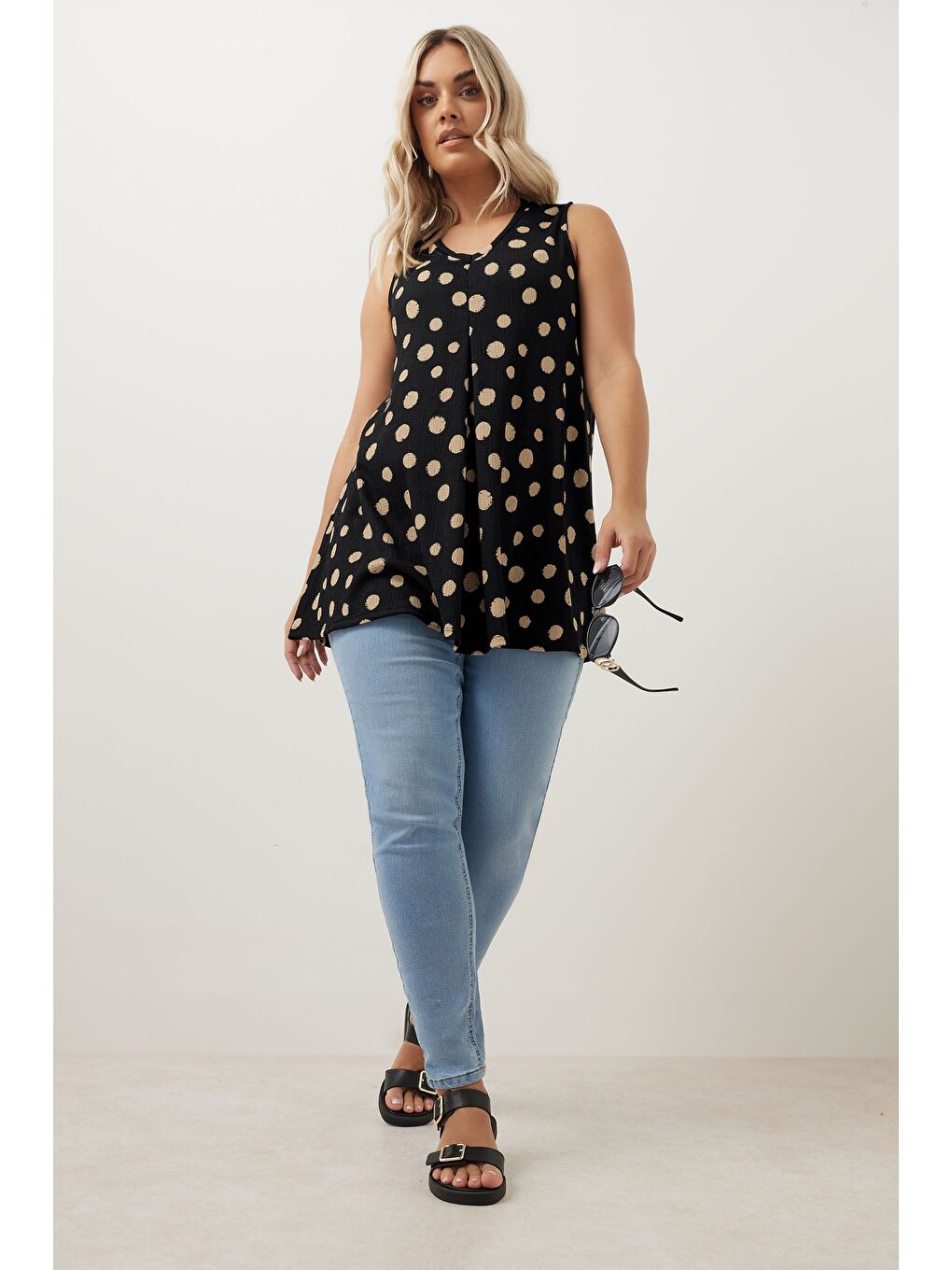 Siyah Büyük Beden V Yaka Sıfır Kol Puantiyeli T-shirt 304033-1