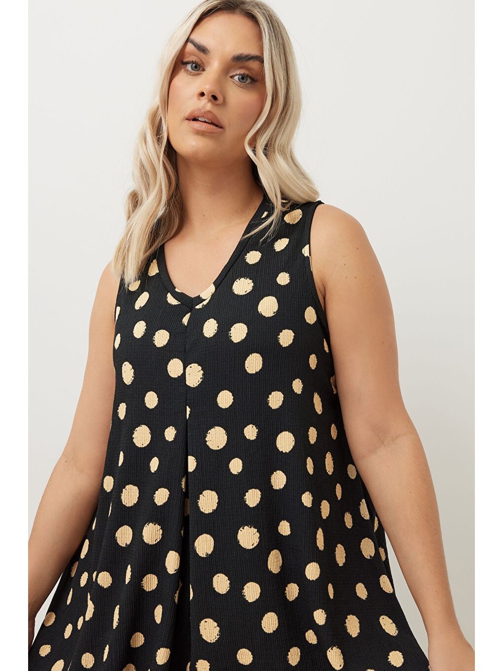 Siyah Büyük Beden V Yaka Sıfır Kol Puantiyeli T-shirt 304033-3