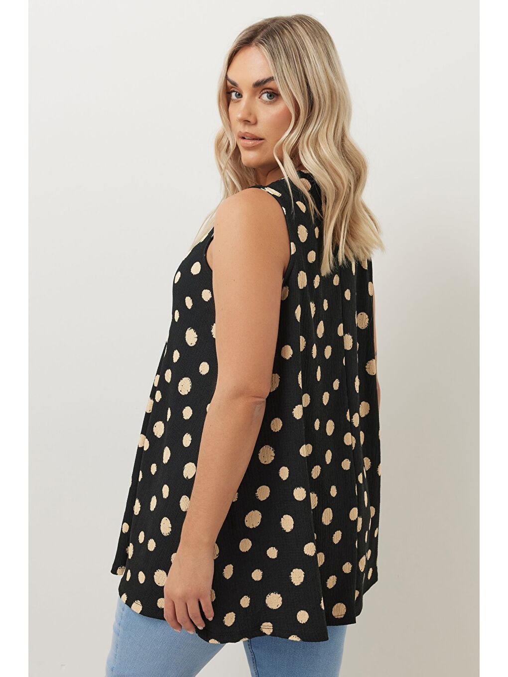 Siyah Büyük Beden V Yaka Sıfır Kol Puantiyeli T-shirt 304033-4