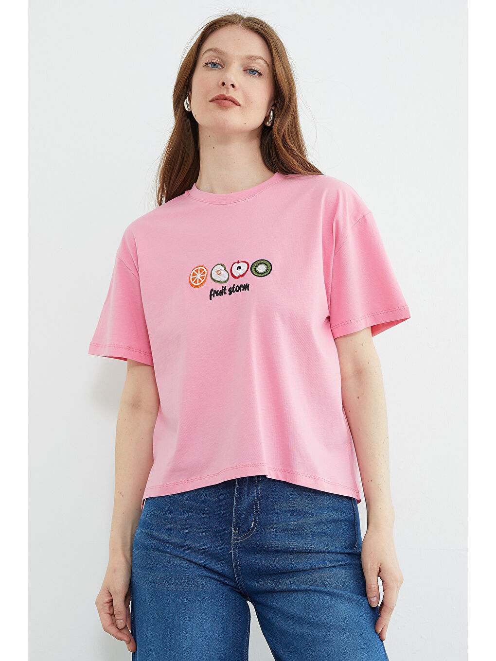 Pembe Meyve Nakışlı Yırtmaçlı Oversize Tişört-1