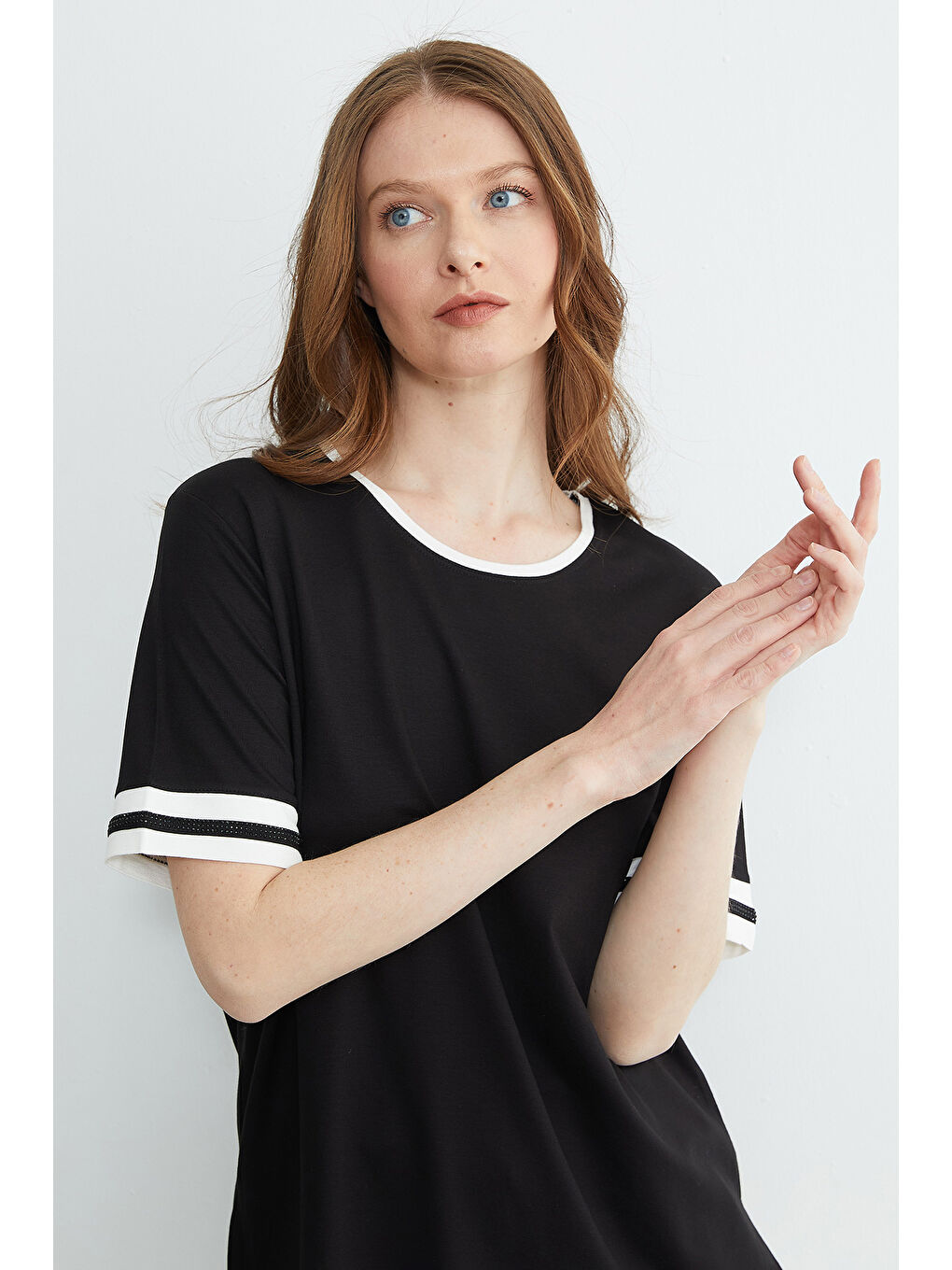 Siyah Kolu Taşlı Biyeli Bisiklet Yaka Tişört-4