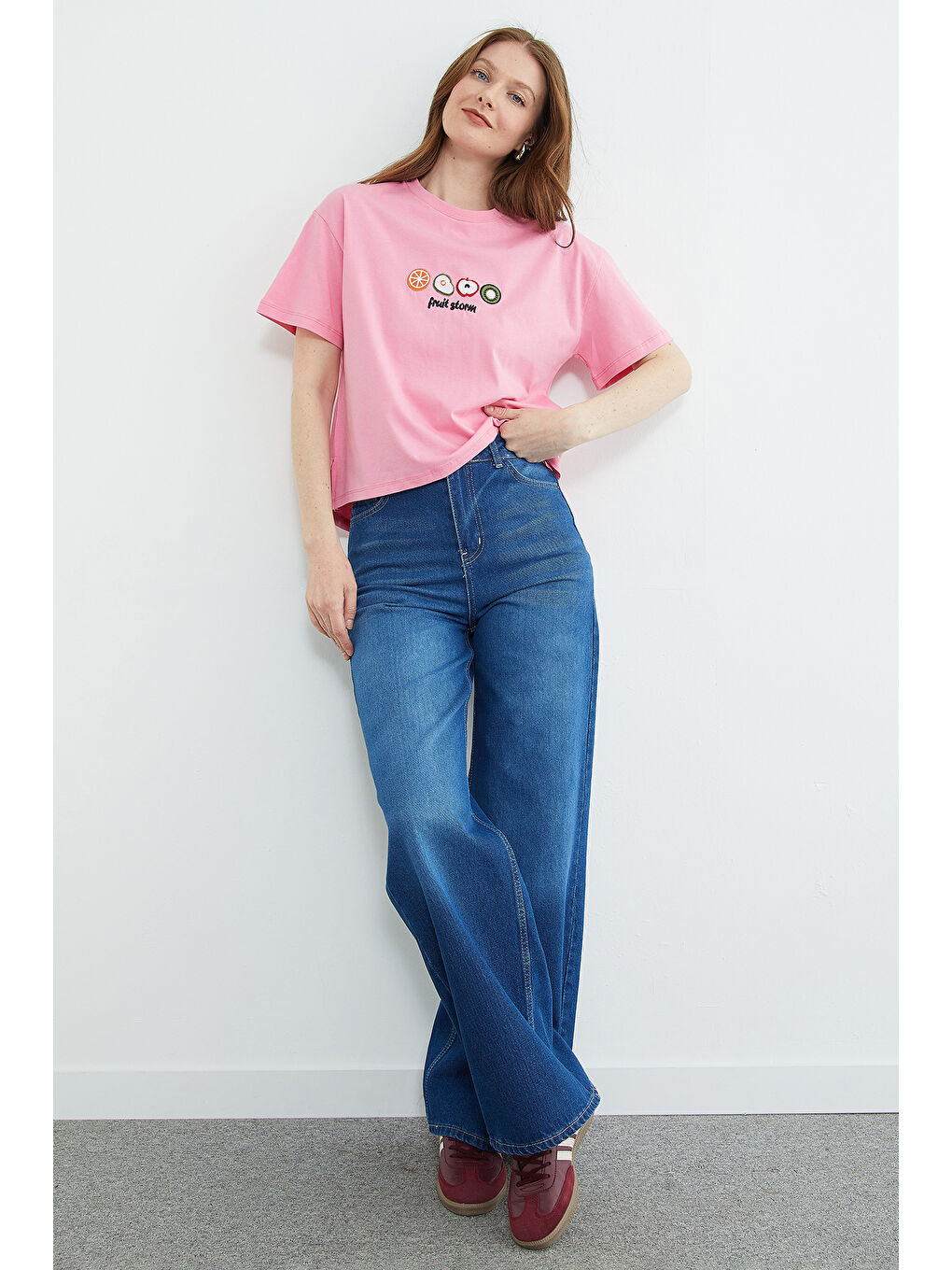 Pembe Meyve Nakışlı Yırtmaçlı Oversize Tişört-4