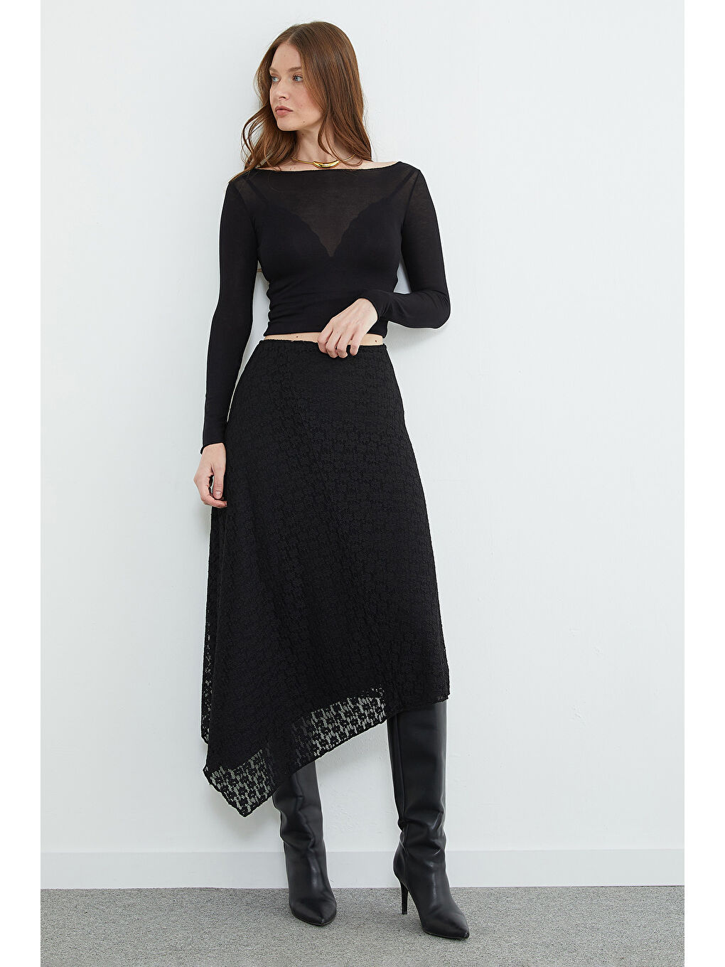 Siyah Dantelli Beli Fermuarlı Asimetrik Kesim Etek