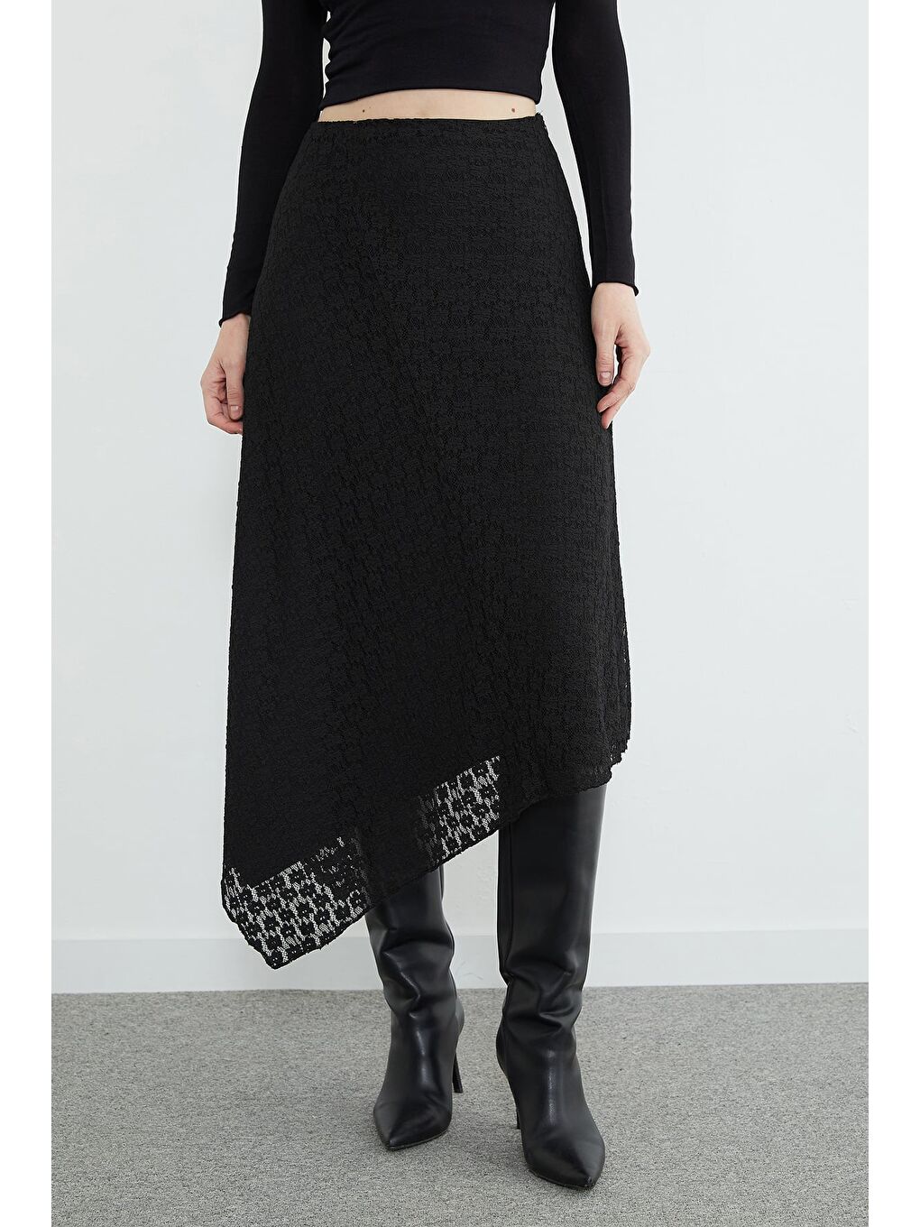 Siyah Dantelli Beli Fermuarlı Asimetrik Kesim Etek-1