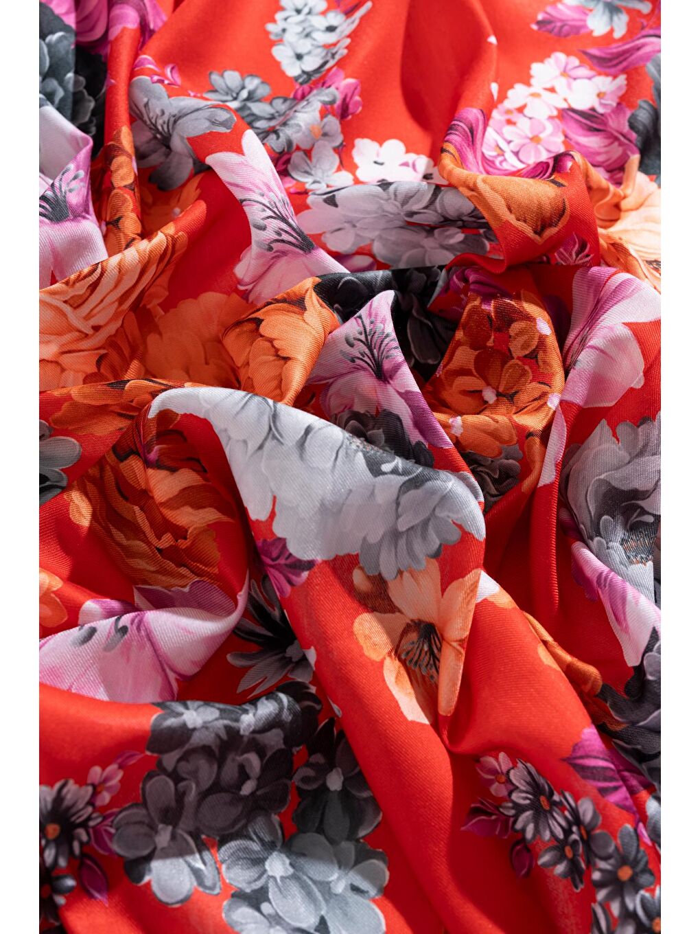 Kırmızı Kadın Tesettür Digital Baskılı Gül Desen Eşarp-2