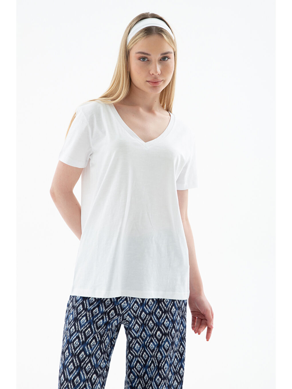 Ekru % 100 Pamuk Comfort Fit V Yaka Basic Bluz 25Y0321K1